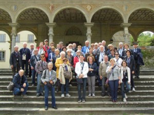 Ad Arezzo al Santuario di Santa Maria delle Grazie. Davanti, al centro, in giacca bianca Giovanni, la nostra ineguagliabile gu