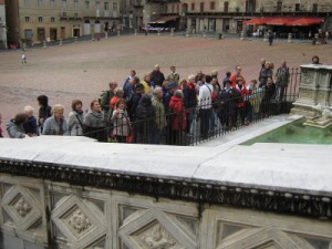 Davanti alla Fonte Gaia in piazza del Campo