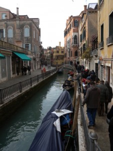 In brigola lungo una fondamenta