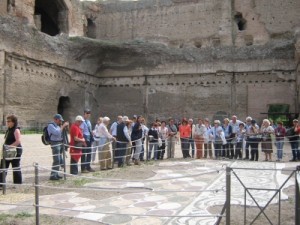 Osservando un prezioso mosaico alle Terme di Caracalla